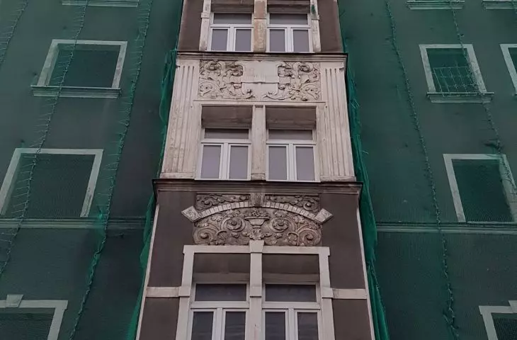 Fragment narożnej kamienicy - części dawnego szpitala miejskiego przy ul. szkolnej w Poznaniu