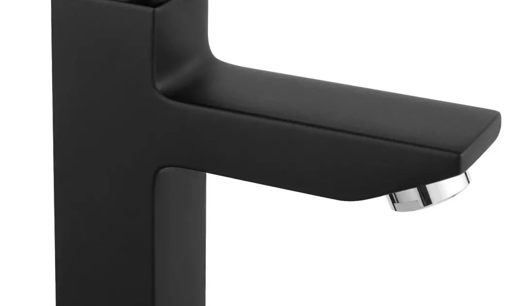 Luxury geometric accessories in the bathroom