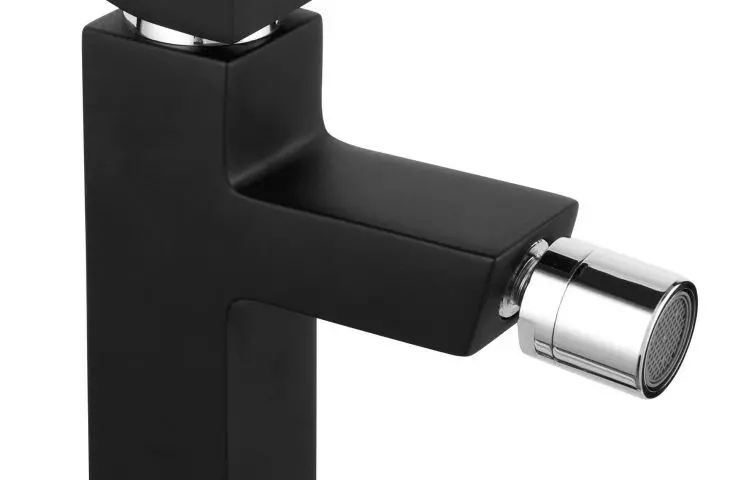 Luxury geometric accessories in the bathroom