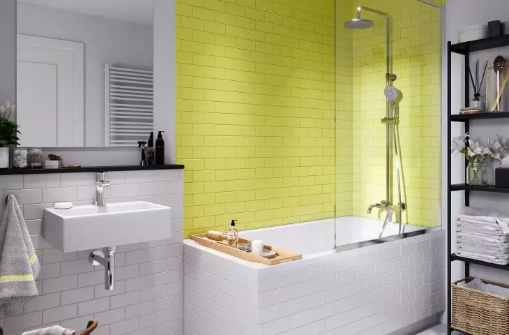 Luxury geometric accessories in the bathroom