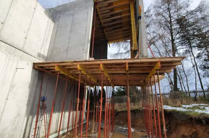 Dom na zboczu, zdjęcie z budowy