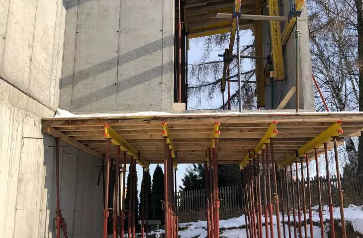 Dom na zboczu w trakcie realizacji