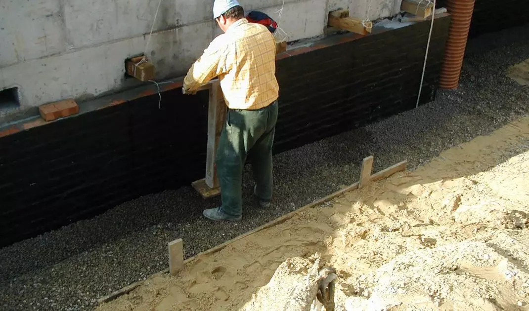 An additional advantage of expanded clay is its high thermal insulation, which allows to combine the drainage function with thermal insulation