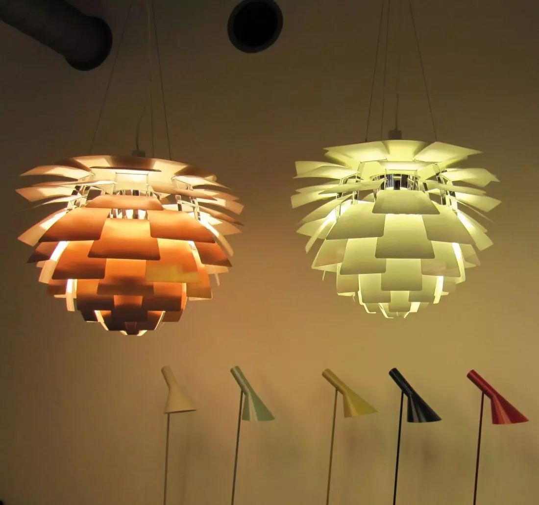 Lampa z wieloma częściami
odbijającymi świato
