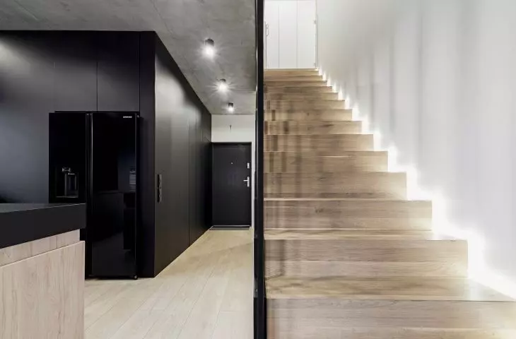 Drewniane schody prowadzą na piętro