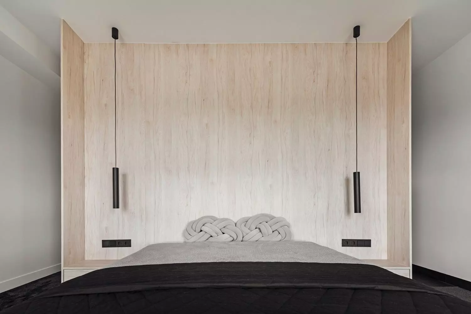 Sypialnia
z drewnianą ścianą