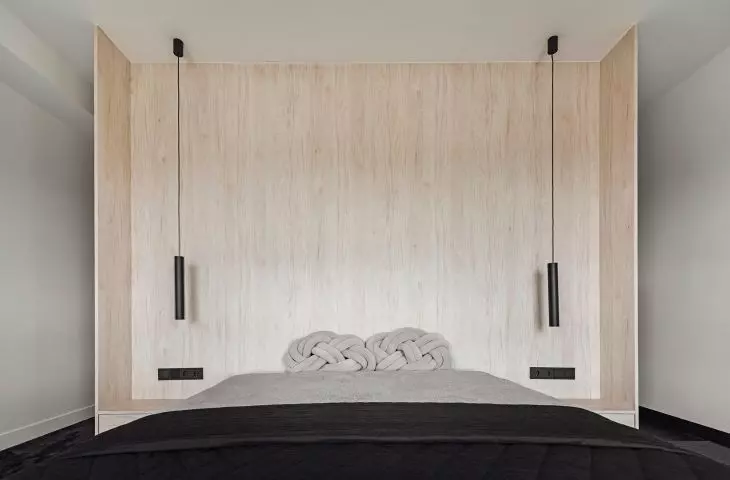 Drewniana obudowa łóżka przechodzi w ścianę