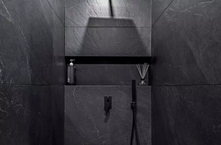BAR_21 interior, black shower