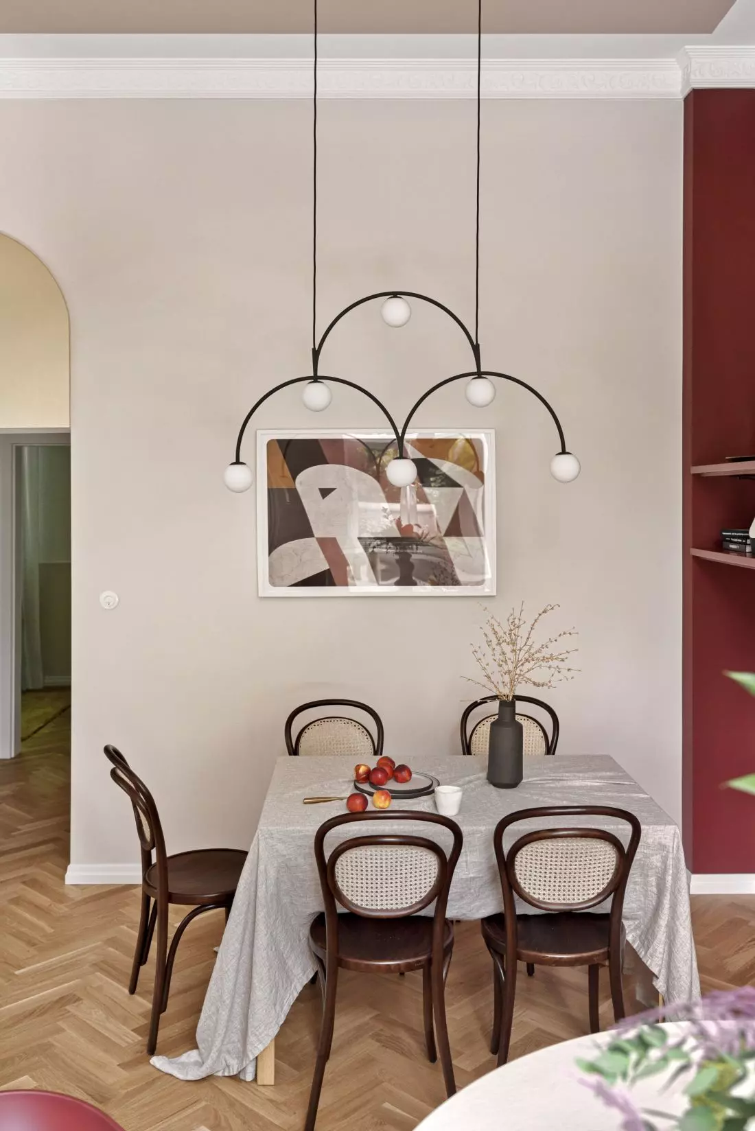 Lampe décorative conçue par Monika Mulder pour la marque Pholc accrochée dans la salle à manger
