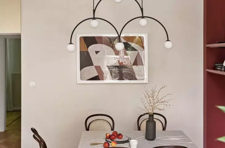 In the dining room hangs a decorative lamp designed by Monica Mulder for the brand Pholc