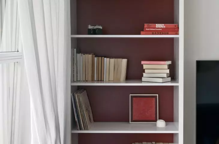 regał w salonie