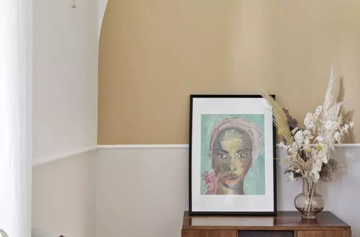 The geometric pattern on the wall refers to the golden arch over the entrance to the corridor