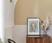 The geometric pattern on the wall refers to the golden arch over the entrance to the corridor