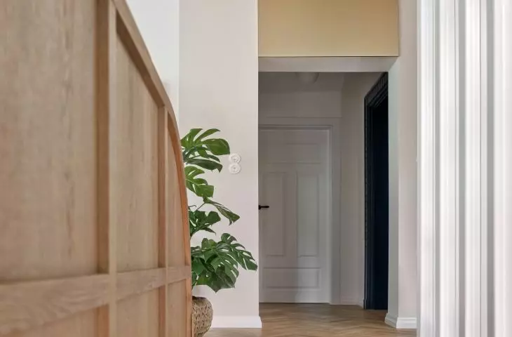 schody i drewniane lamele między kuchnią a salonem