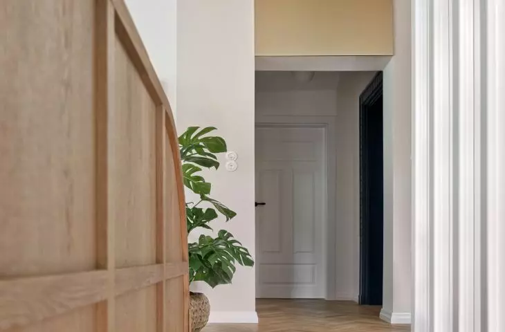 Stairs and wooden laths between the kitchen and living room
