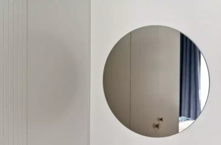 okrągłe lustro w sypialni