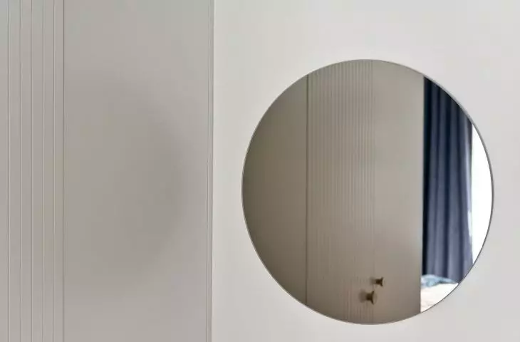 round mirror in the bedroom