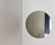 okrągłe lustro w sypialni