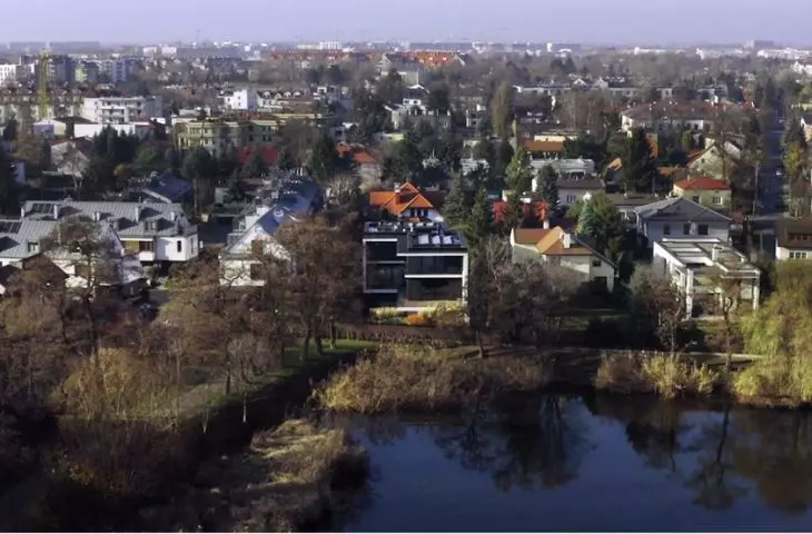 The house in Cietrzewia Park is located in Warsaw