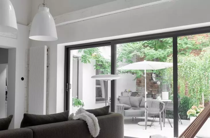 Kuźnia — salon z widokiem na patio