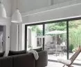 Kuźnia — salon z widokiem na patio