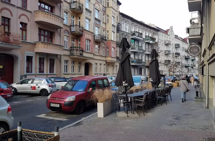 Zmodyfikowana ulica Małeckiego przy Rynku Łazarskim w Poznaniu