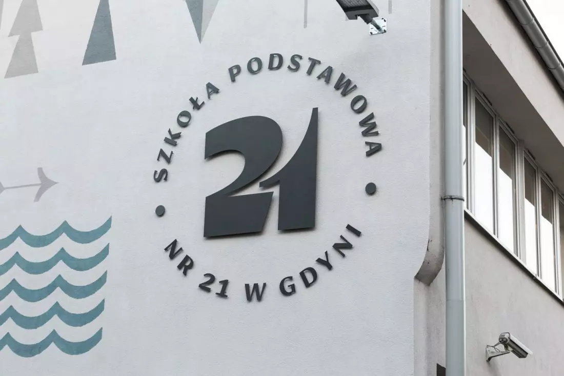 logo szkoły wykonane
w metalu