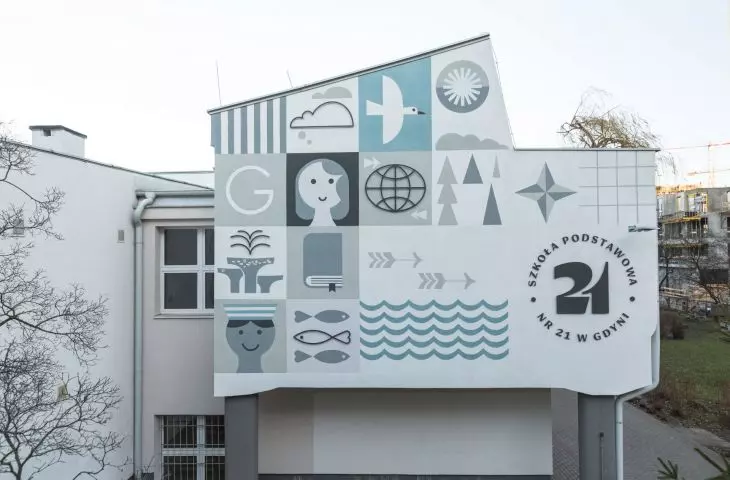 Mural na ścianie szkoły