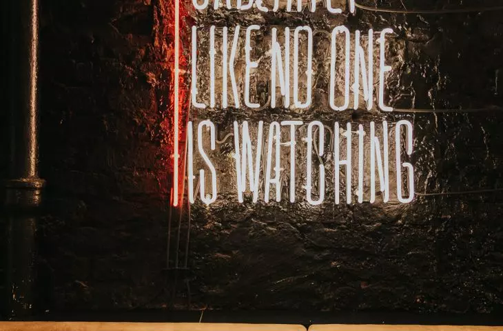 Characteristic elements are neon signs