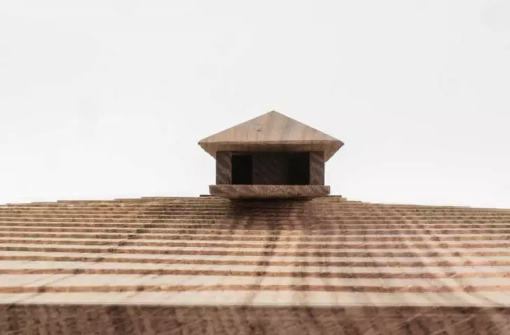 Thanks to the small span of the house, as the architects explain, there were no complications with the structural layout