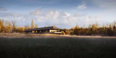 podstawę domu tworzą betonowa płyta i&nbsp;stalowe podpory