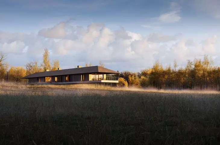 podstawę domu tworzą betonowa płyta i stalowe podpory