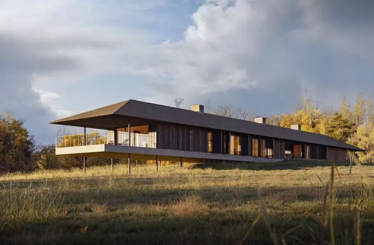 w projekcie wykorzystano naturalne materiały, dach pokryty będzie strzechą, a do elewacji zostanie użyta opalana deska