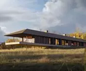w projekcie wykorzystano naturalne materiały, dach pokryty będzie strzechą, a do elewacji zostanie użyta opalana deska