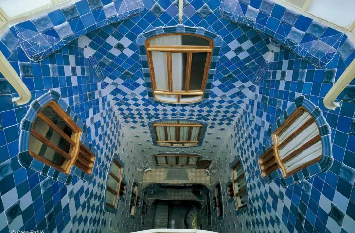 Casa Batlló wnętrze dziedzińca pokryte płytkami 