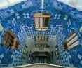 Casa Batlló wnętrze dziedzińca pokryte płytkami 