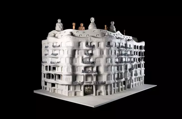 Casa Milà – La Pedrera, wewnętrzny układ przestrzenny (dziedzińce, kondygnacje i układ pionowy)  