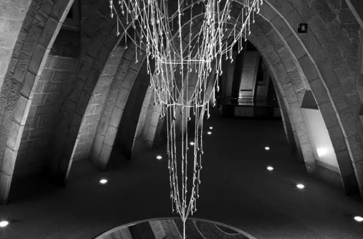 Multi-string model - a reinterpretation of Gaudí's research on forces and stresses of structures, rope, lead and steel   