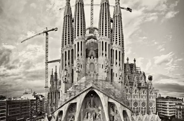 Fasada Męki Pańskiej Świątyni Sagrada Família przed ukończeniem zwieńczenia portalu  