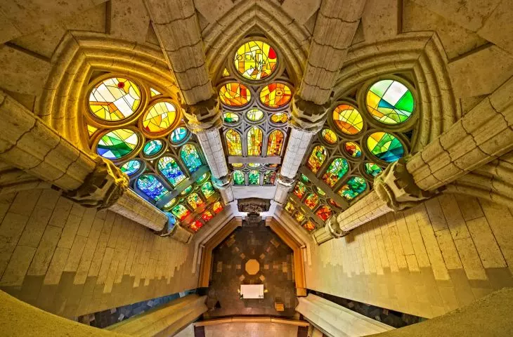 Wnętrze Świątyni Sagrada Família  