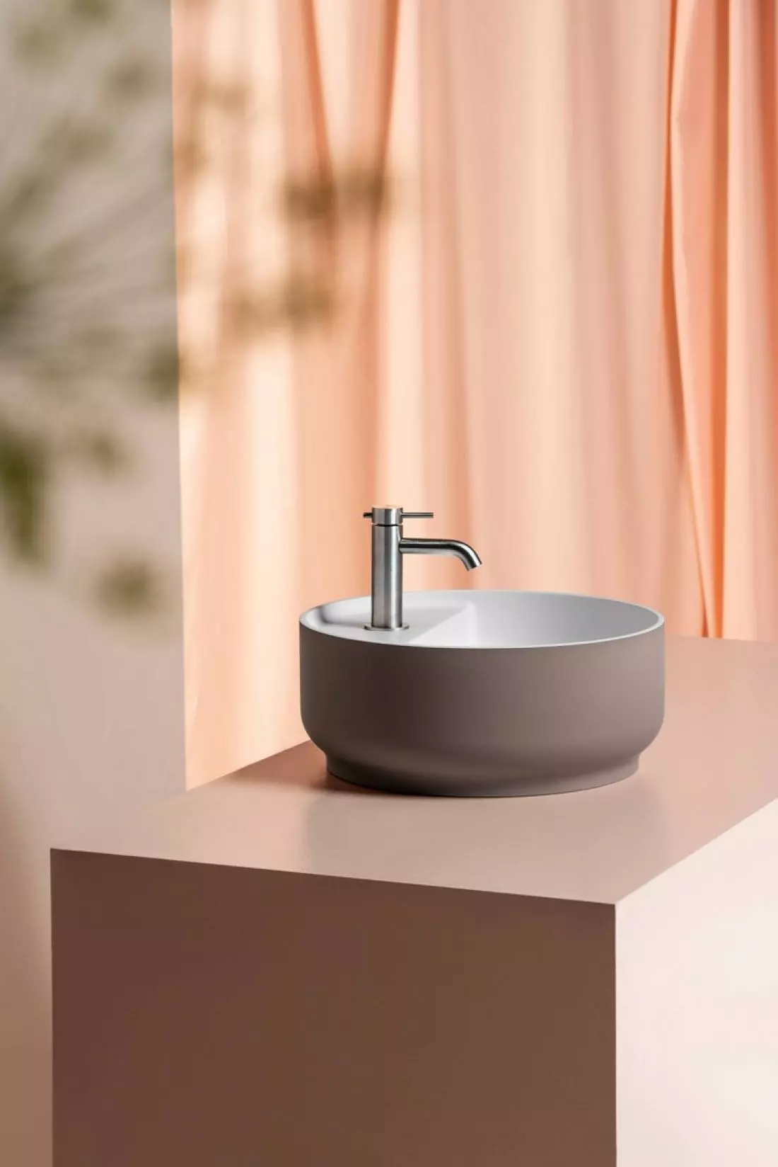 Beam - design by Visibility Umywalka nablatowa z Cristalplant Biobased + konsola z litego Irena jesionowego