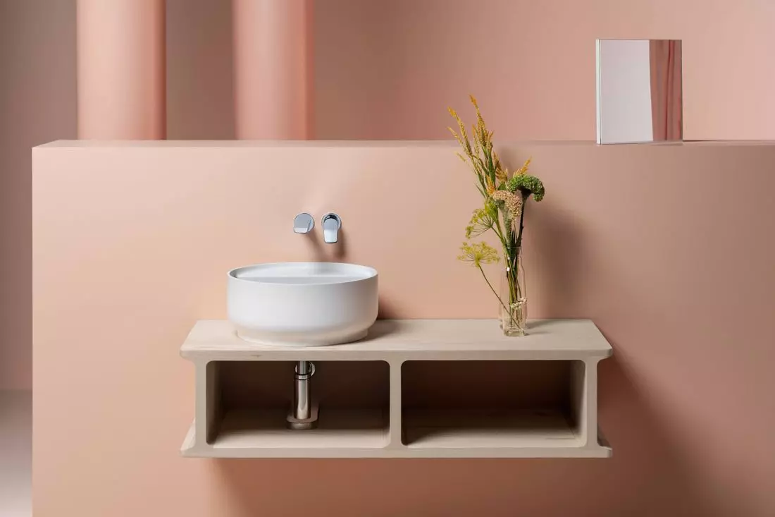 Beam - design by Visibility Umywalka nablatowa z Cristalplant Biobased + konsola z litego Irena jesionowego