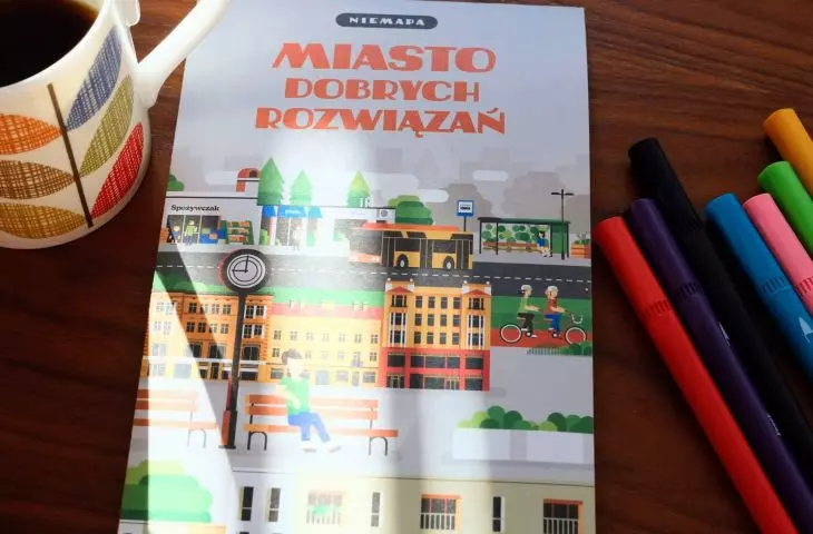 Malgosia Zmijska and Asia Studzinska from the collective Mamy Projekt create creative guides around the country