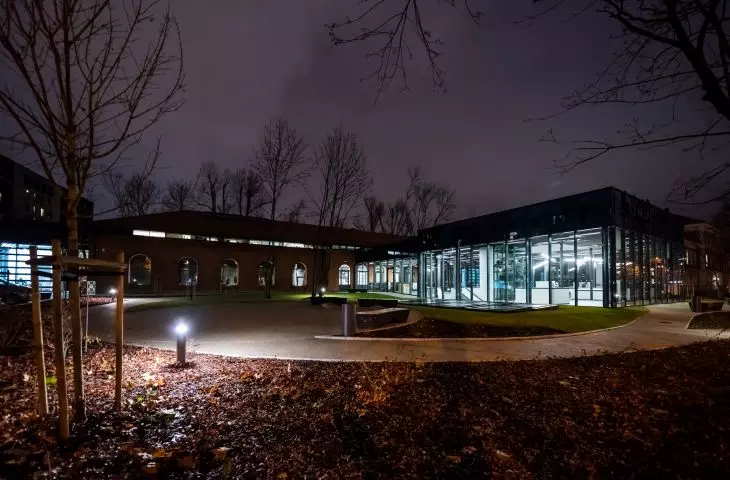 Siedziba główna MuFo nocą