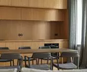 Widok na kuchnię od strony salonu