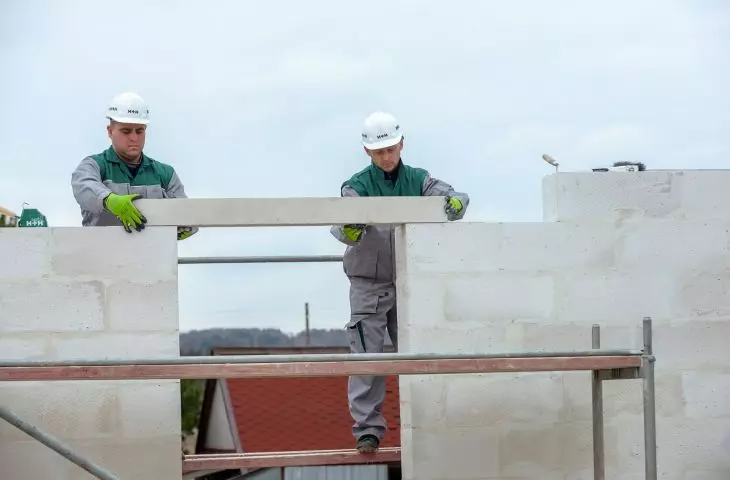 Dzięki gotowym elementom, takim jak bloczki do wznoszenia pionów wentylacyjnych, bloczki połówkowe czy belki nadprożowe, zaoszczędzimy czas potrzebny na przykład na docinanie elementów czy tworzenie szalunków.