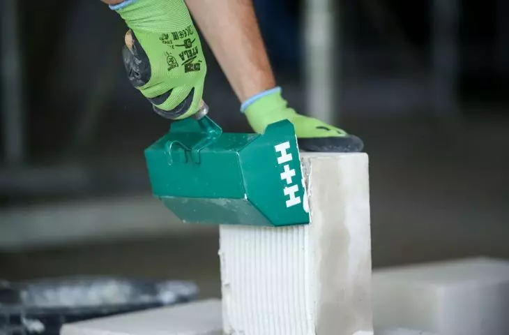 Do produkcji bloczków z betonu komórkowego H+H i elementów silikatowych H+H wykorzystuje się tylko te składniki, które występują
