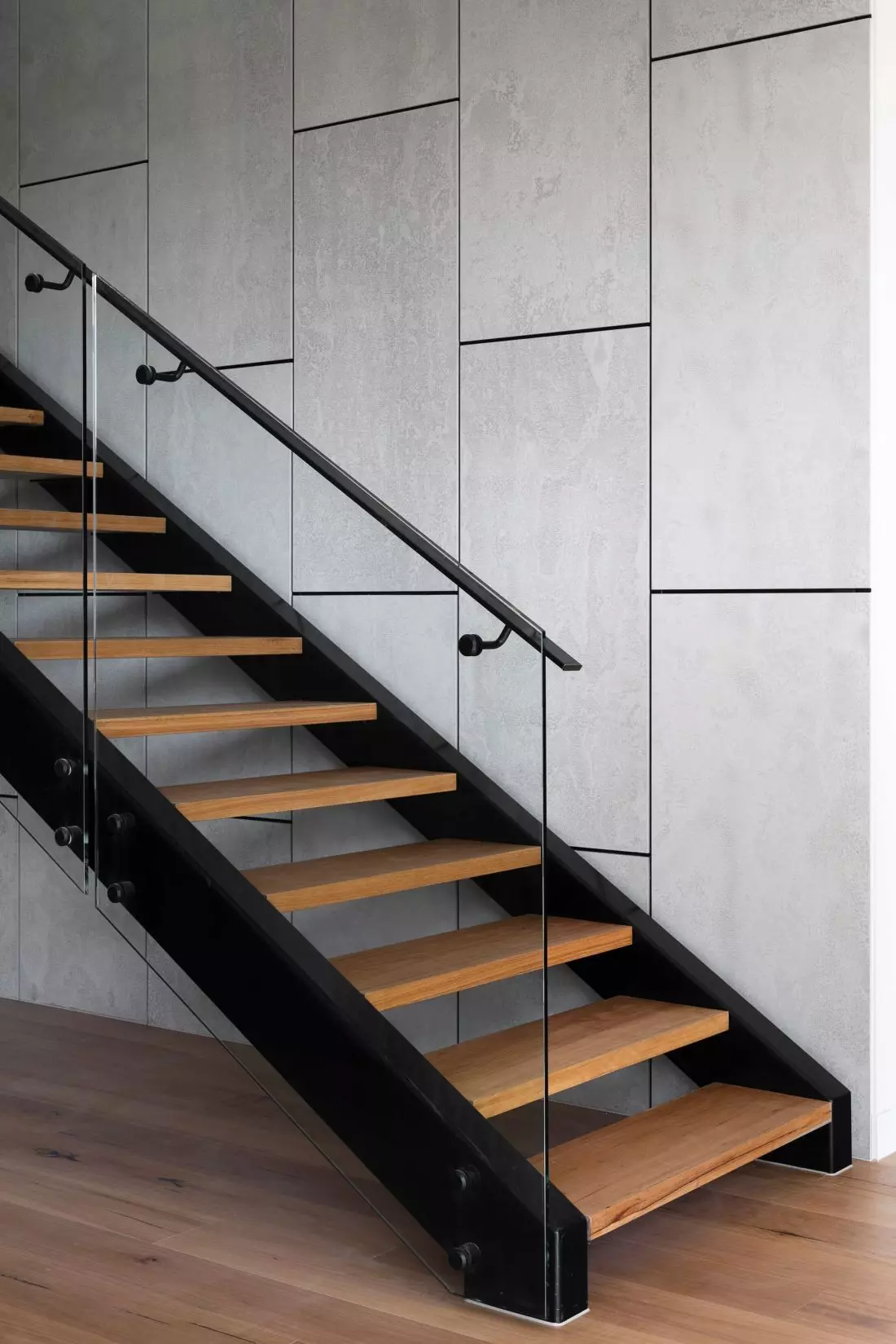 Minimalistyczna balustrada z hartowanego szkła 
