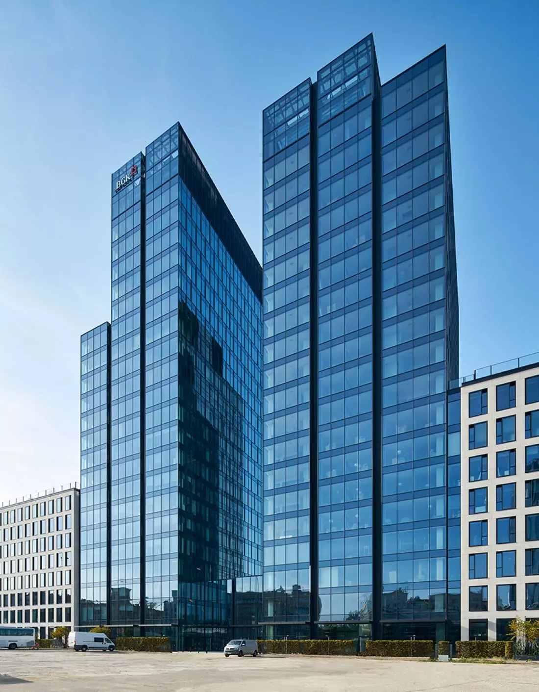 Budynek Varso I i Varso II w Warszawie. Szkło przeciwsłoneczne COOL-LITE® SKN 176 II. Inwestycja posiada certyfikat BREEAM na poziomie „Outstanding” oraz WELL Core&Shell na poziomie Gold.