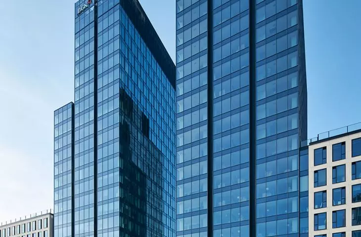 Budynek Varso I i Varso II w Warszawie. Szkło przeciwsłoneczne COOL-LITE® SKN 176 II. Inwestycja posiada certyfikat BREEAM na poziomie „Outstanding” oraz WELL Core&Shell na poziomie Gold.